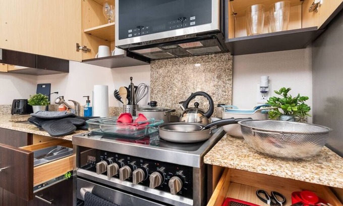 Prairie Village Apartamento | Autumn Seas 1 BR Free parking Wi-Fi and Gym access