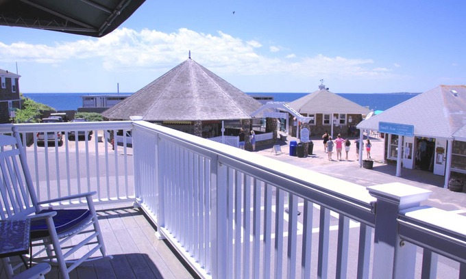 Watch Hill Historic District Condominio | Un hermoso 1500 pies cuadrados nuevo por encima en el centro de Watch Hill con vista al mar y la bahía.