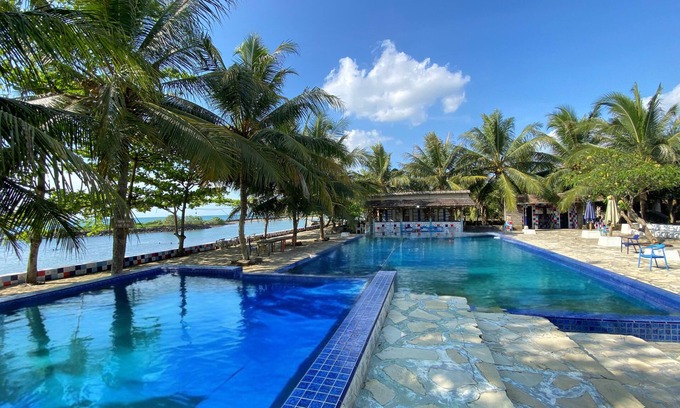 Labuhan Hotel | Avery Coconut Island Waterpark Resort