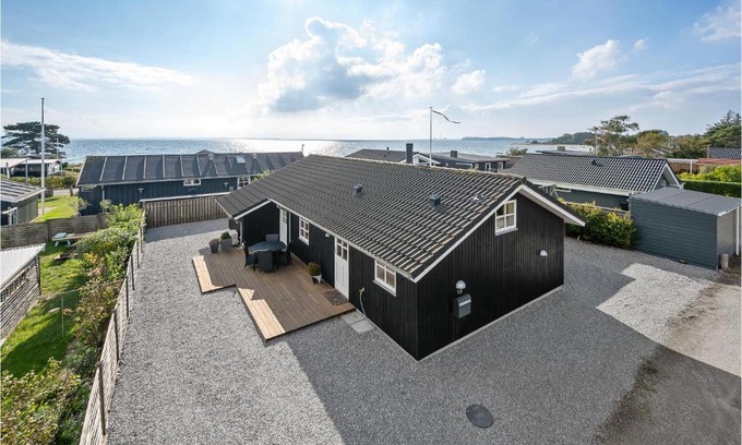 Ronde Casa | Awesome Home In Rønde With Kitchen