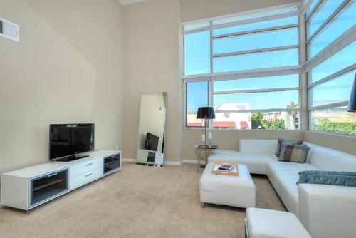 Pico Apartamento | Awesome Top Floor 2-Bedroom with Balcony