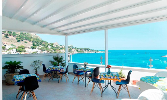 Sferracavallo Cama Y Desayuno | B&B Una Terrazza sul Golfo di Sferracavallo