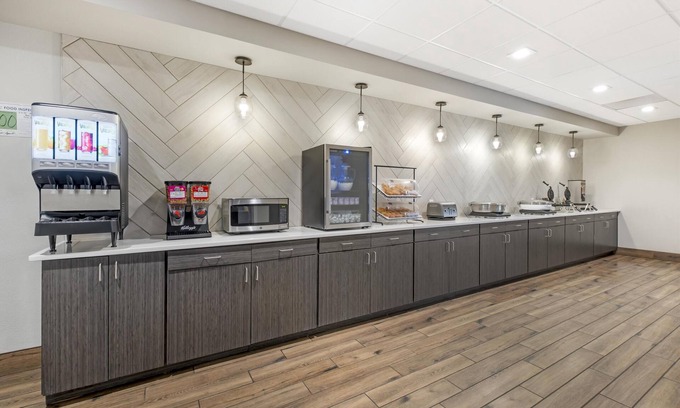 Elizabethtown Hotel | B/W Plus Elizabethtown Inn & Suites