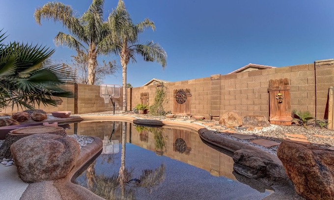 San Tan Valley Casa | ¡Oasis en el patio trasero con piscina privada climatizada con energía solar, bañera de hidromasaje y toneladas de comodidades!