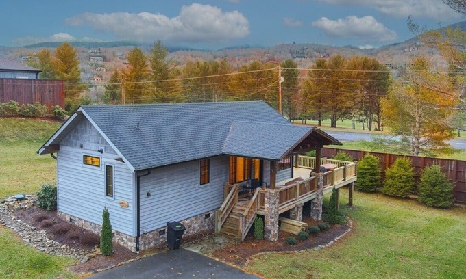 Banner Elk Casa | Banner Sky - 2bd/2ba cabin with mountain views, wrap around porch minutes from downtown Banner Elk.