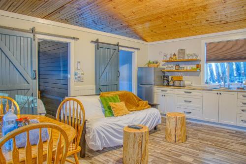 Christina Lake Hotel | Barefoot Villas and Retreat