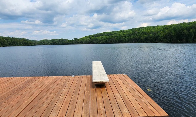 Highlands East Cabaña | Barker's Lakefront Cottage - Upper Cardiff Lake, Highlands East (STR25-00064)