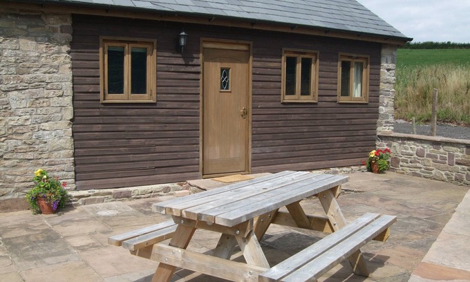 Llanvetherine Casa | Conversión Granero en un hermoso campo, capacidad para 4