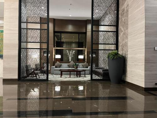 Pasay Apartamento | Bayfront Suite in Pasay, Manila Near NAIA Terminal, PICC, Star City, MOA and US Embassy - Pet-Friendly, Free Pool, Wi-Fi & Netflix