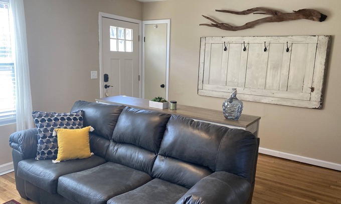 Kingsport Casa | Bays Mountain Getaway Cottage