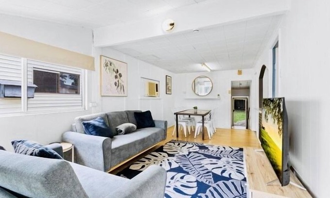 Deception Bay Casa | Bayside Living! Walk to Water, Central, sleeps 7