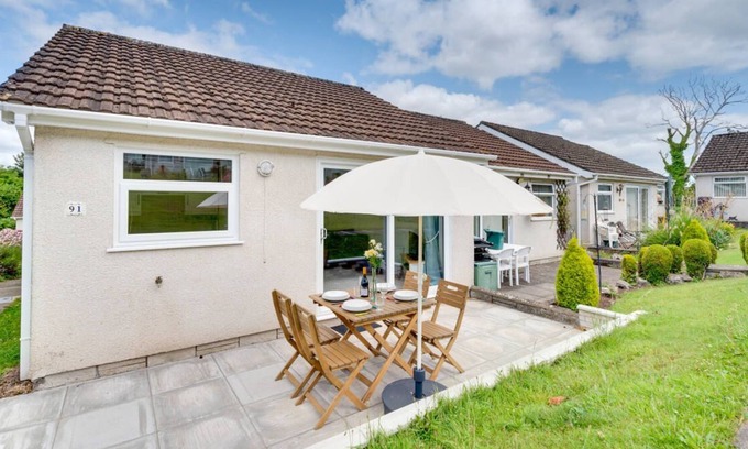 Crynant Chalet De Esquí | Una de las propiedades de Bayview, este chalet de vacaciones se encuentra en el parque de ocio Oxwich, una base ideal para una familia