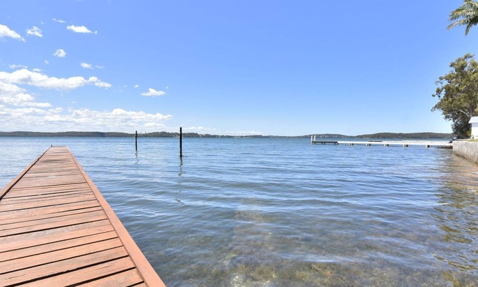 Silverwater Casa | Baywatch Waterfront Lake Retreat with Private Jetty at Silverwater Lake Macqaurie
