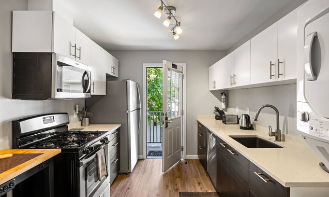 Loring Heights Apartamento | (BC1bG) Quiet Condo Perfect for Travel Nurses