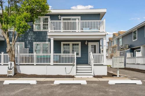 Brigantine Apartamento | Beach Block Parking Modern Decor Porch