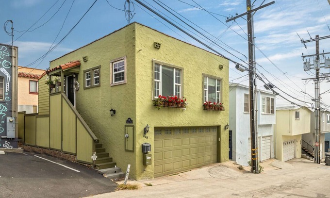 The Strand Casa | Beach Cottage, ocean view, walk to beach and downtown