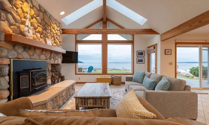 Kingston Casa | Beach Cove: Waterfront Getaway with Kayaks