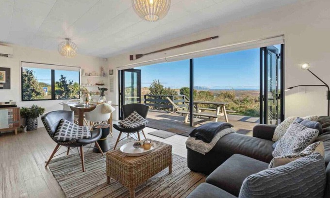 Waikawa Beach Casa | Beach Front+River Views PerfectforFamilies/Couples