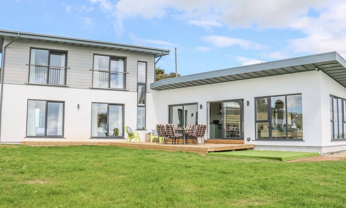 Riverchapel Casa | BEACH HOUSE, pet friendly, with open fire in Courtown, County Wexford