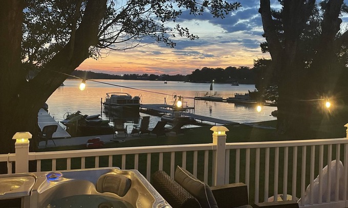 Moscow Cabaña | Beach Hut Vibes in this Lake front cottage with hot tub!