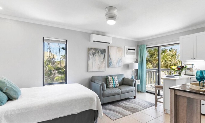 Siesta Key Village Chalet De Esquí | Beach Rd, 300ft to Beach Access & 500ft to Siesta Key Village, Studio