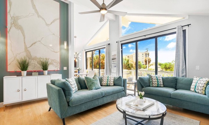 Siesta Key Village Chalet De Esquí | Beach Rd, 300ft to Beach Access & 500ft to Siesta Key Village, 2bdr