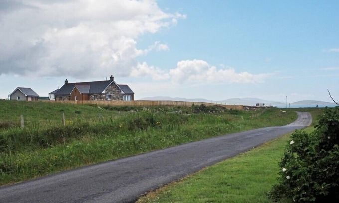 Aisgernis Cabaña | BEACH VIEW COTTAGE, pet friendly in Daliburgh, Isle Of South Uist