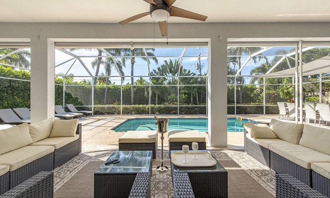 Naples Park Villa | Villa Paseo Playa: Piscina Salada & ¡A Pasos de Restaurantes en Mercato!