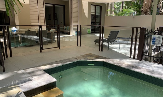 Palm Cove Complejo | Apartamento Sea Temple Resort frente a la playa con 4 camas, piscina privada y barbacoa
