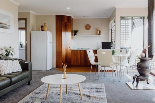 Akaroa Casa | Beachfront Oasis