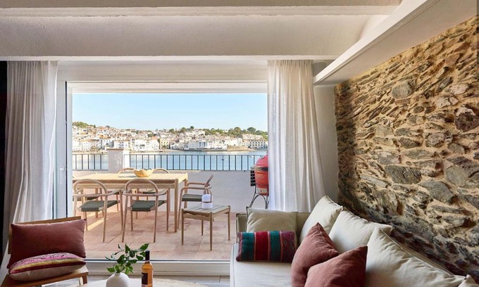 Cadaqués Apartamento | Beachfront Penthouse with Sea Views in CADAQUES