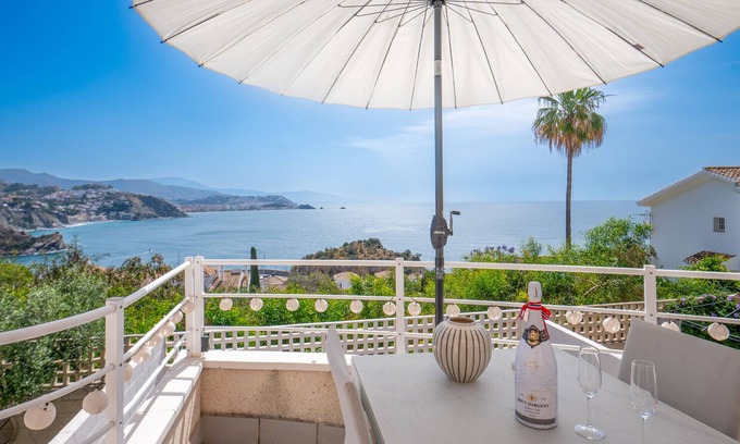 Almuñécar Chalet De Esquí | Primera línea de playa, piscina, casa adosada con vistas al mar.