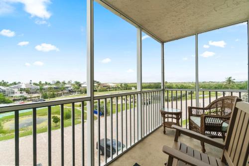 Bonita Springs Apartamento | Beachfront Suite w Balcony, Walk to Bars, Restaurants and More