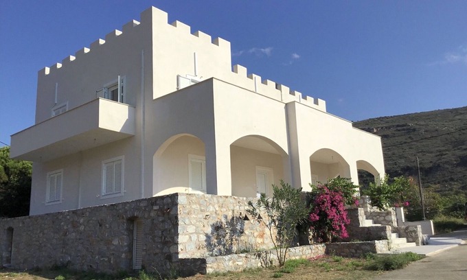 Neon Oitylo Villa | Beachfront Villa by the Sea