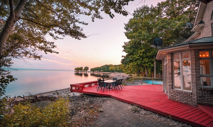 Ontario Casa | Beachfront Villa across Whisky Run Golf Sleeps 15, 30 mins to Niagara Falls