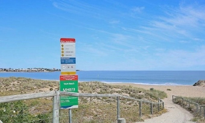 Mandurah Casa | 'Beachside'home 20 metres to beach. Ideal for families and friends.