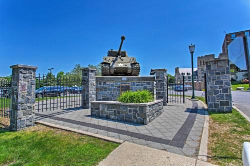 Beacon Apartamento | Beacon Apt with Patio and Grill Walk to Main St!