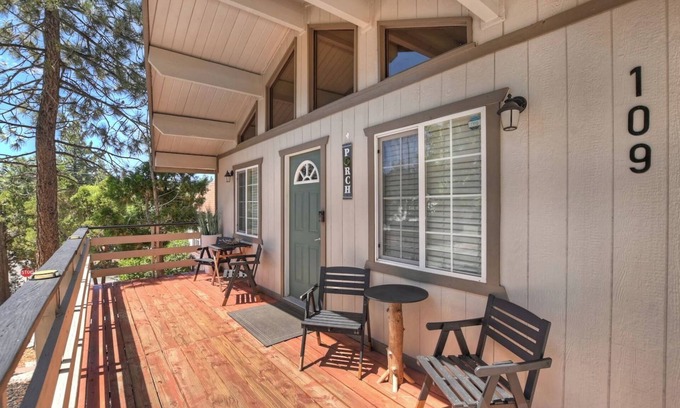 Big Bear City Cabina | Bear Cub Cottage with HotTub & Firepit