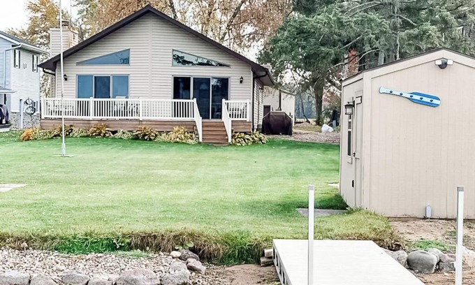 Weyauwega Casa | Bear Lake Vacation Home Manawa, WI - ¡Excelente ubicación para motos de nieve!