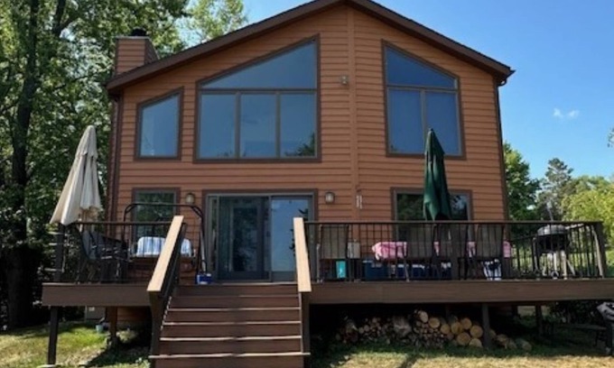Lake Ripley Casa | Bears Den: Year-round Comfortable 4-bdrm house on Lake Ripley in Cambridge WI