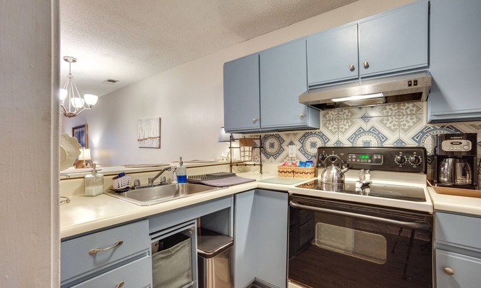 Beaufort Apartamento | Beaufort Home w/ Patio 3 Mi to Downtown!