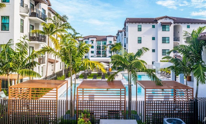 Miramar Casa | Beautiful 1 bedroom apartment with balcony and resort style pool,gym & parking