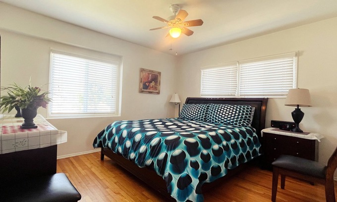 Bonita Casa | Beautiful 2BR 1BA Home / Smart TVs, Bidet, Kitchenette, Free Wi-Fi & Parking