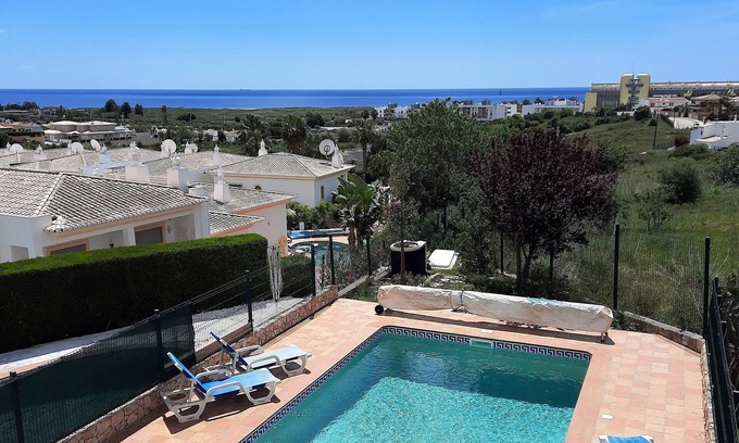 Albardeira Villa | Beautiful 3 Bedroom linked villa with private pool and seaviews!