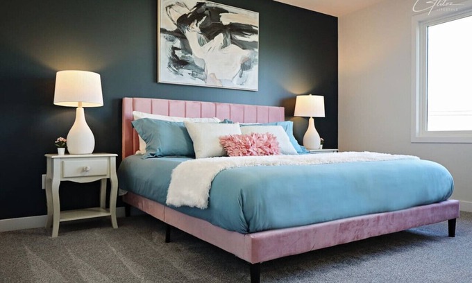 Southwest Edmonton Casa | Beautiful 3 King Beds|Garage|Airport|Disney+