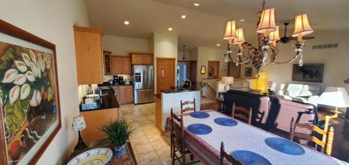 Deerfield Casa | Beautiful 4+ bed 3 bath Condo 20 minutes to Madison