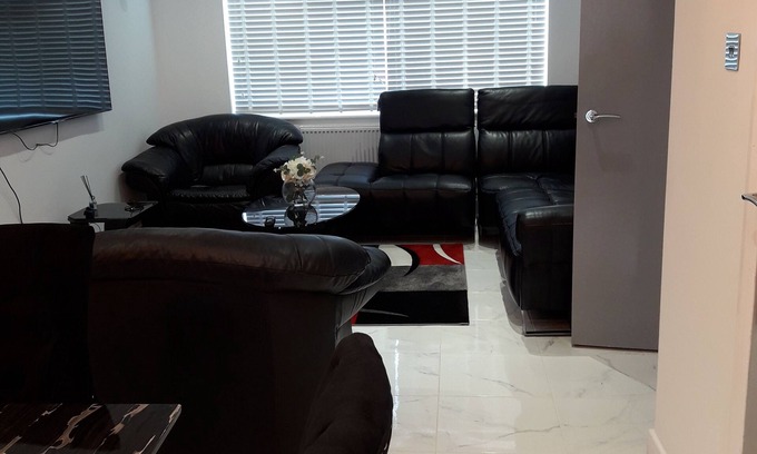 Gravesend Casa | Beautiful 4 bedroom accommodation for 6 people