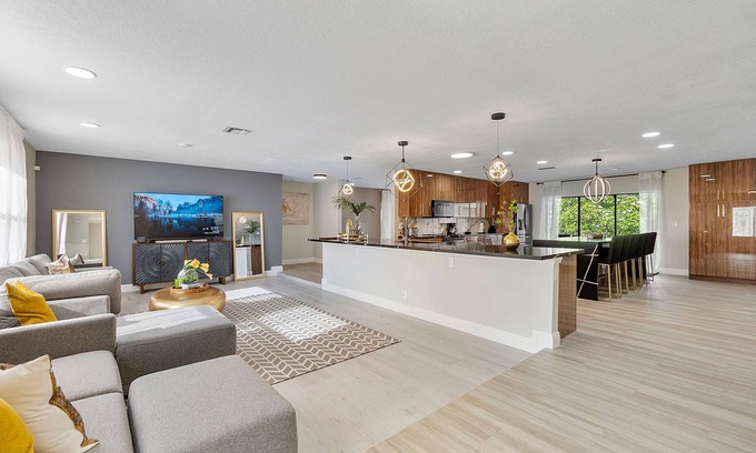 Coral Springs Casa | Beautiful 5 Bedroom Pool home