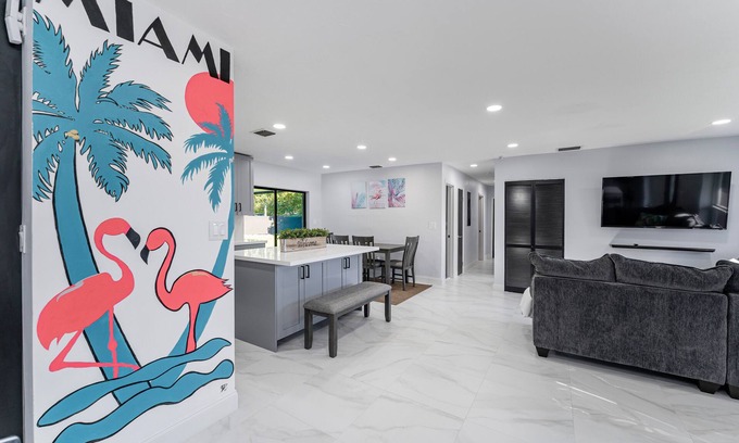 Miami Gardens Casa | Beautiful 5 bedroom Modern Home with a Pool