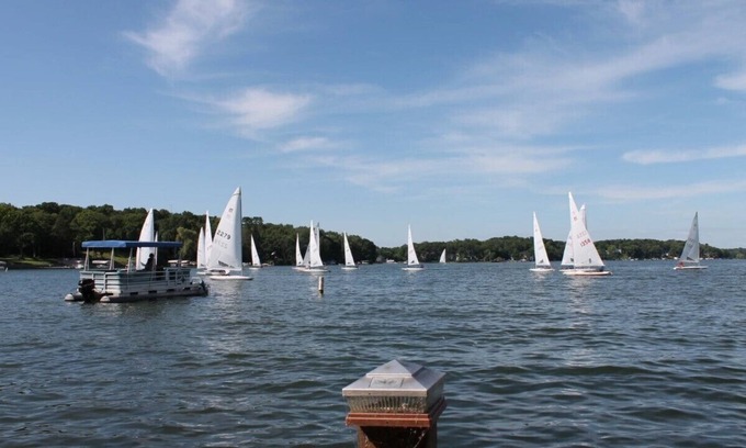 Lauderdale Lakes Casa | Beautiful 5 Bedroom Ranch Nestled in the Trees at Lauderdale Lakes, WI.